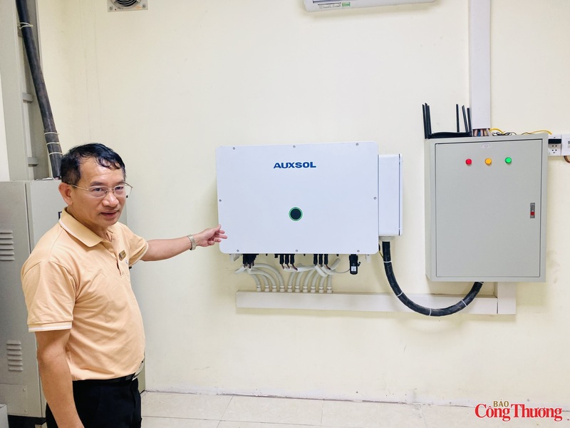 Ông Nguyễn Văn Thụ, Trưởng phòng công nghệ, Công ty Cổ phần nước sạch Quảng Ninh giới thiệu với phóng viên Báo Công Thương về hệ thống vận hành điện mặt trời. Ảnh: Thanh Tuấn