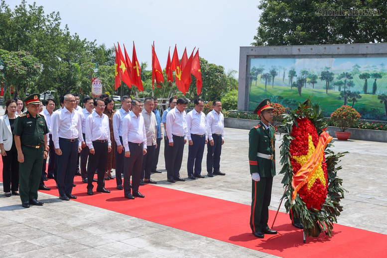 Thủ tướng Chính phủ và các đại biểu dâng hương, dâng hoa tại Đài tưởng niệm Anh hùng Liệt sĩ tỉnh Phú Thọ - Ảnh: VGP/Nhật Bắc