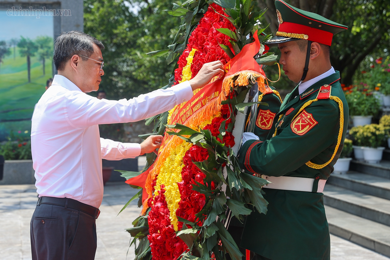 Thủ tướng Chính phủ dâng hoa tại Đài tưởng niệm Anh hùng Liệt sĩ tỉnh Phú Thọ - Ảnh: VGP/Nhật Bắc