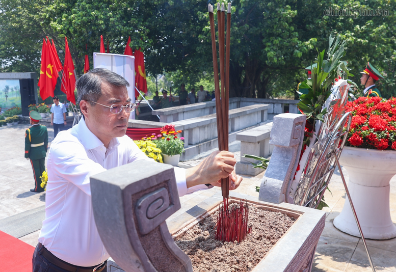 Thủ tướng Chính phủ dâng hương tại Đài tưởng niệm Anh hùng Liệt sĩ tỉnh Phú Thọ - Ảnh: VGP/Nhật Bắc