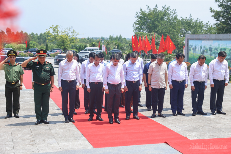 Thủ tướng Chính phủ và các đại biểu bày tỏ lòng biết ơn sâu sắc và đời đời ghi nhớ công lao to lớn của các Anh hùng liệt sĩ - Ảnh: VGP/Nhật Bắc