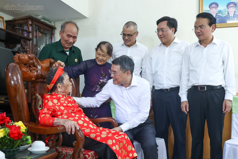 Thủ tướng Lê Minh Hưng tới thăm hỏi, tặng quà Mẹ Việt Nam anh hùng Nguyễn Thị Phước - Ảnh: VGP/Nhật Bắc