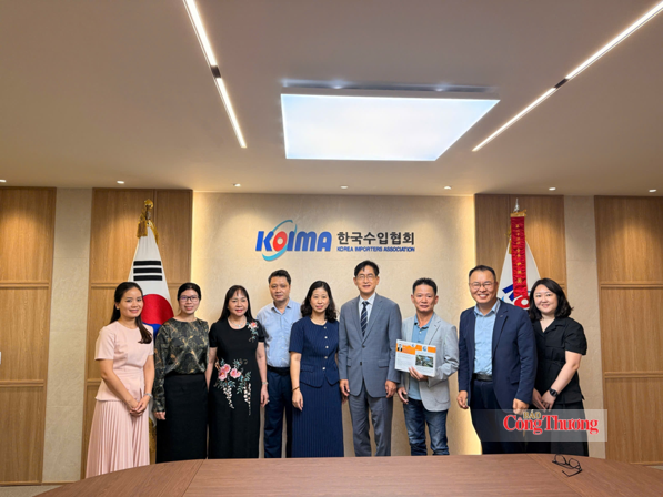 Đoàn xúc tiến thương mại Việt Nam chụp ảnh lưu niệm với lãnh đạo và đại diện Hiệp hội Nhà nhập khẩu Hàn Quốc (KOIMA). Nguồn ảnh: Cục Xúc tiến thương mại