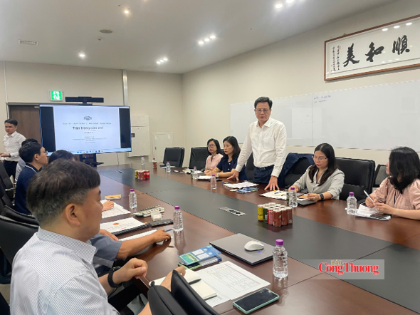 Ông Vũ Kim Cứ, Trưởng ban Quản lý Khu kinh tế và các Khu công nghiệp tỉnh Hưng Yên phát biểu tại buổi làm việc với Tập đoàn Novatech. Nguồn ảnh: Cục Xúc tiến thương mại