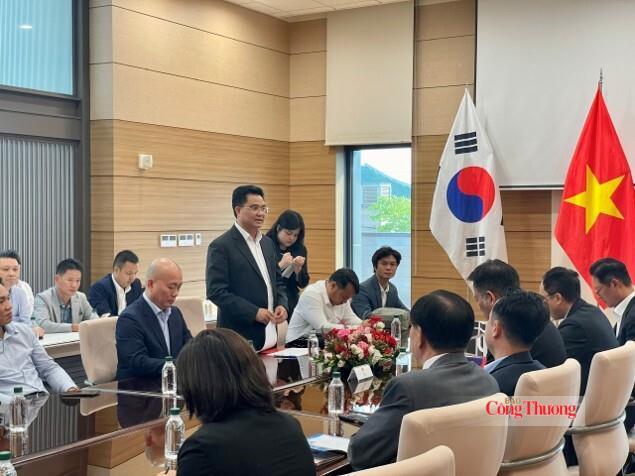 Ông Lê Quang Hòa, Phó Chủ tịch UBND tỉnh Hưng Yên, phát biểu tại buổi làm việc với Đại sứ quán Việt Nam tại Hàn Quốc. Nguồn ảnh: Cục Xúc tiến thương mại