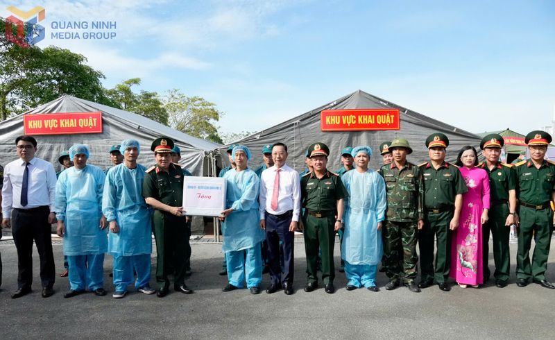 Trung tướng Nguyễn Đức Hưng cùng Đoàn công tác thăm hỏi, động viên cán bộ, chiến sĩ và các lực lượng trực tiếp thực hiện nhiệm vụ khai quật, lấy mẫu hài cốt liệt sĩ tại Nghĩa trang Liệt sĩ Móng Cái, tỉnh Quảng Ninh. Ảnh: Quảng Ninh Media Group