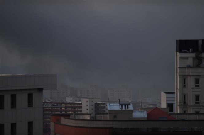 Khói bốc lên sau vụ nổ ở Tehran, Iran. Ảnh tư liệu: THX/TTXVN phát