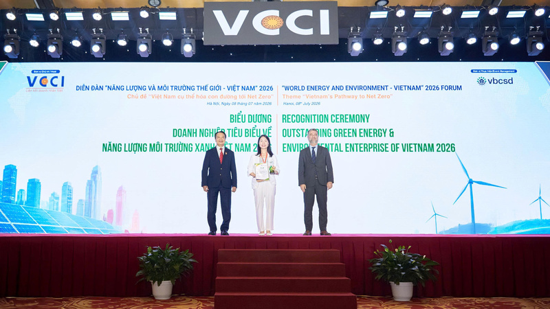 Bà Lê Thị Thúy Hào, Giám đốc Nhà máy Hà Nam, đại diện FrieslandCampina Việt Nam, nhận Chứng nhận "Doanh nghiệp tiêu biểu về Năng lượng Môi trường Xanh Việt Nam 2026" tại Diễn đàn "Năng lượng và Môi trường Thế giới - Việt Nam 2026".