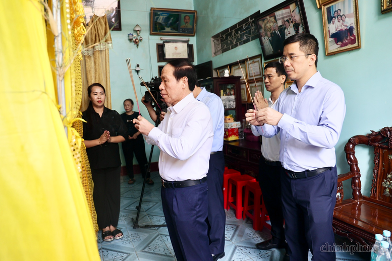 Phó Thủ tướng Lê Tiến Châu và đoàn công tác thắp hương và tặng quà tại gia đình Anh hùng Lực lượng vũ trang nhân dân, thương binh Ngô Thị Tuyển. Ảnh: Báo điện tử Chính phủ