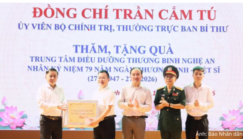 Thường trực Ban Bí thư Trần Cẩm Tú trao quà cho Trung tâm Điều dưỡng thương binh Nghệ An.