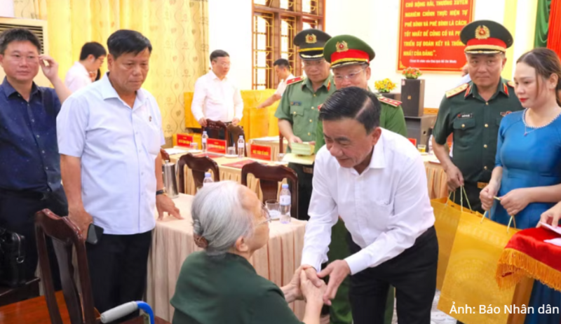 Thường trực Ban Bí thư Trần Cẩm Tú ân cần thăm hỏi và trao quà cho các thương binh, bệnh binh.