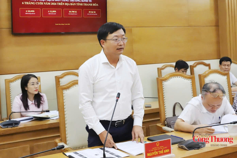 Ông Nguyễn Thế Anh, Chánh Văn phòng UBND tỉnh Thanh Hóa thông tin tại hội nghị.