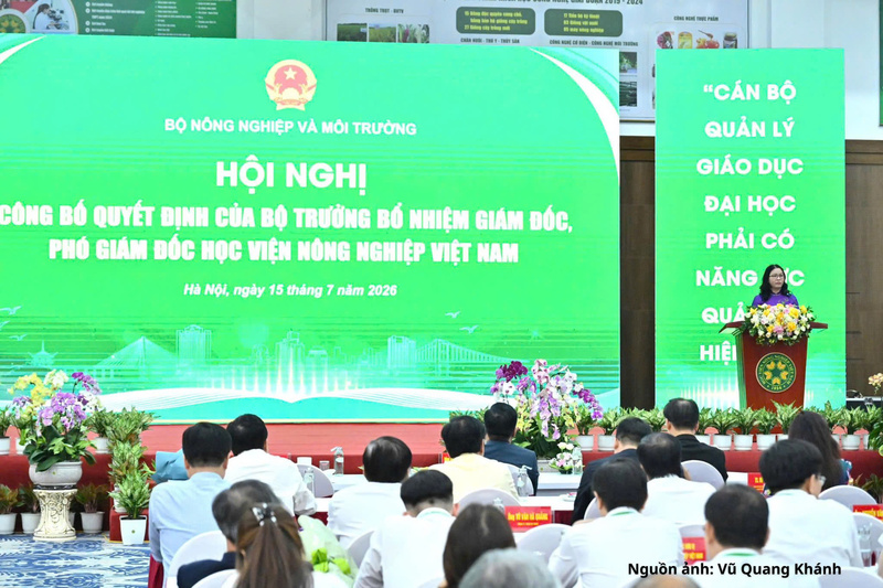 Hội nghị công bố và trao các quyết định về công tác cán bộ tại Học viện Nông nghiệp Việt Nam.