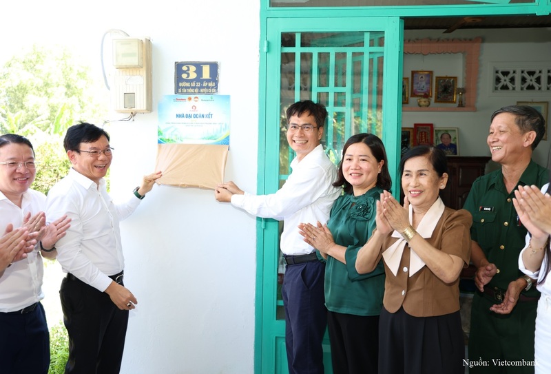 Đại diện Vietcombank, Báo Tiền Phong và chính quyền địa phương thực hiện nghi thức gắn biển Nhà tình nghĩa tại gia đình cựu chiến binh ở xã Đông Thạnh và Củ Chi.