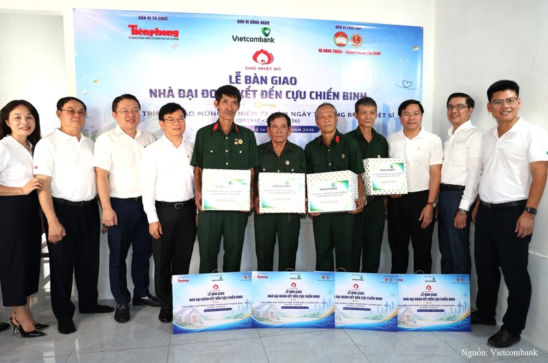 Đại diện Vietcombank, Báo Tiền Phong và chính quyền địa phương trao quà chúc mừng 4 gia đình cựu chiến binh tại xã Đông Thạnh nhân dịp khánh thành, bàn giao nhà tình nghĩa.