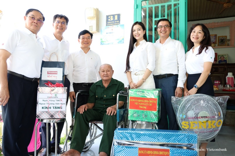 Đại diện Vietcombank trao những phần quà ý nghĩa, gửi lời tri ân tới gia đình cựu chiến binh nhân dịp khánh thành nhà tình nghĩa.