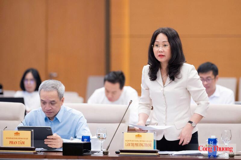 Bộ trưởng Bộ Văn hóa, Thể thao và Du lịch Lâm Thị Phương Thanh trình bày tờ trình dự án luật. Ảnh: Vũ Hiếu