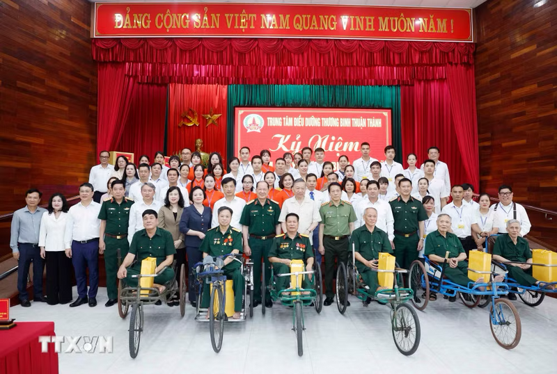Tổng Bí thư, Chủ tịch nước Tô Lâm và đại biểu với cán bộ và thương binh, bệnh binh tại Trung tâm Điều dưỡng thương binh Thuận Thành. Ảnh: Thống Nhất/TTXVN