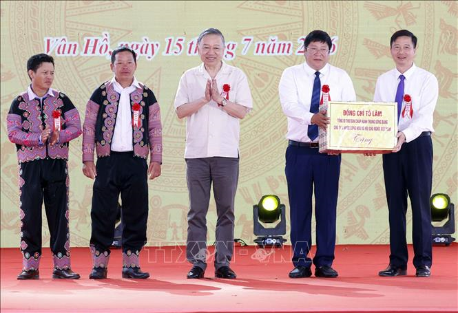 Tổng Bí thư, Chủ tịch nước Tô Lâm tặng quà cho Đảng ủy, HĐND, UBND, Ủy ban MTTQ Việt Nam xã Vân Hồ. Ảnh: Thống Nhất/TTXVN.