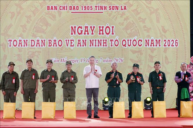 Tổng Bí thư, Chủ tịch nước Tô Lâm tặng quà cho người có uy tín, già làng, trưởng bản Lóng Luông, thành viên lực lượng tham gia bảo vệ an ninh trật tự tiêu biểu trên địa bàn bản Lóng Luông và xã Vân Hồ, gia đình chính sách, có hoàn cảnh khó khăn. Ảnh: Thống Nhất/TTXVN.