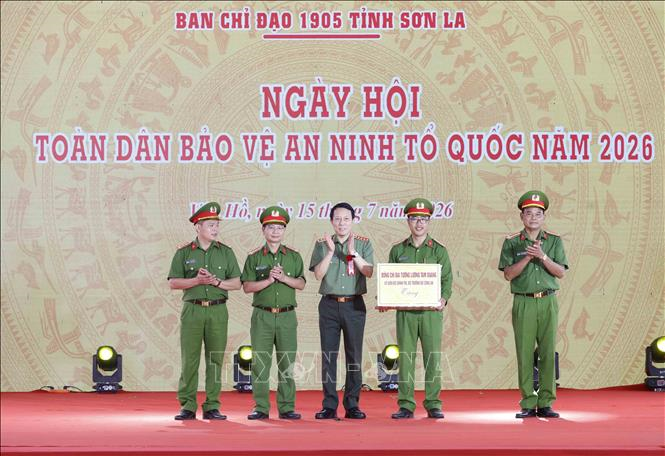 Đại tướng Lương Tam Quang, Ủy viên Bộ Chính trị, Bộ trưởng Bộ Công an tặng quà cho lực lượng Công an xã Vân Hồ, tỉnh Sơn La. Ảnh: Thống Nhất/TTXVN.