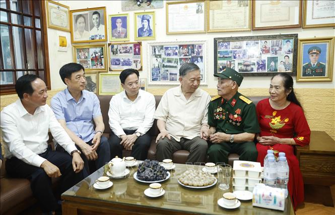 Tổng Bí thư, Chủ tịch nước Tô Lâm đến thăm và tặng quà gia đình ông Trần Xuân Hán, cán bộ hoạt động cách mạng bị địch bắt tù đày (trú tại tổ dân phố 19/8, phường Thảo Nguyên, tỉnh Sơn La). Ảnh: Thống Nhất/TTXVN