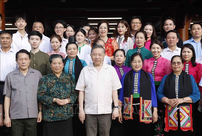 Tổng Bí thư, Chủ tịch nước Tô Lâm thăm nguyên Ủy viên Bộ Chính trị, nguyên Phó Chủ tịch Thường trực Quốc hội Tòng Thị Phóng. Ảnh: Thống Nhất/TTXVN