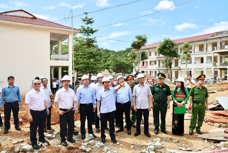 Phó Thủ tướng Lê Tiến Châu và đoàn công tác kiểm tra thực địa tình hình thi công dự án Trường Nội trú liên cấp TH&THCS Yên Khương, xã Yên Khương. Ảnh: Báo điện tử Chính phủ