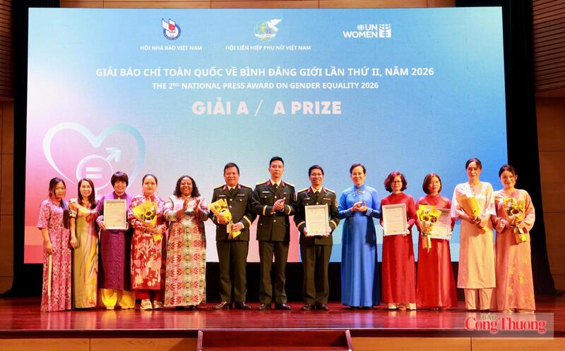 Ban Tổ chức trao chứng nhận cho các tác phẩm đạt giải A. Ảnh: Trần Khoa
