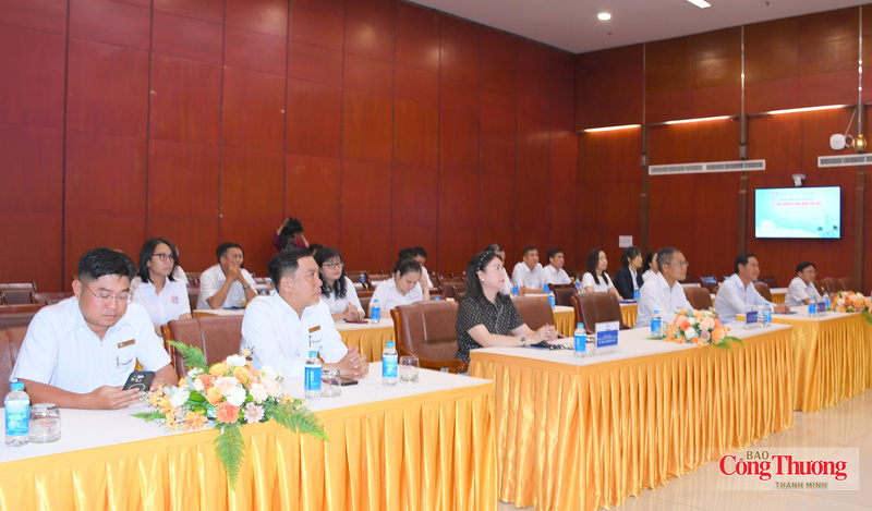Đại biểu tham dự sự kiện.