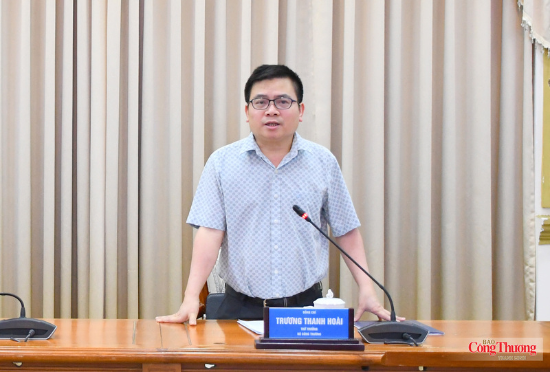 Thứ trưởng Bộ Công Thương Trương Thanh Hoài phát biểu.