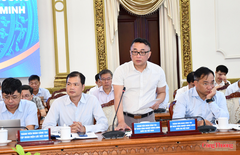 Các đại biểu đóng góp ý kiến tại buổi làm việc.