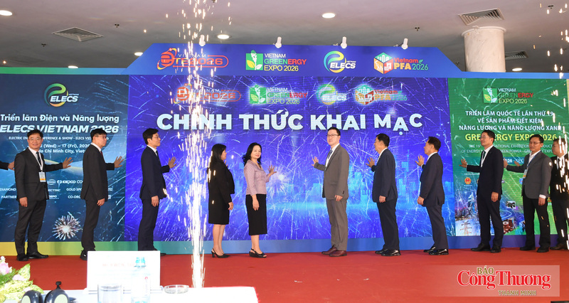 Bà Nguyễn Thị Lâm Giang, Cục trưởng Cục Đổi mới sáng tạo, Chuyển đổi xanh và Khuyến công cùng các đại biểu thực hiện nghi thức khai mạc triển lãm.