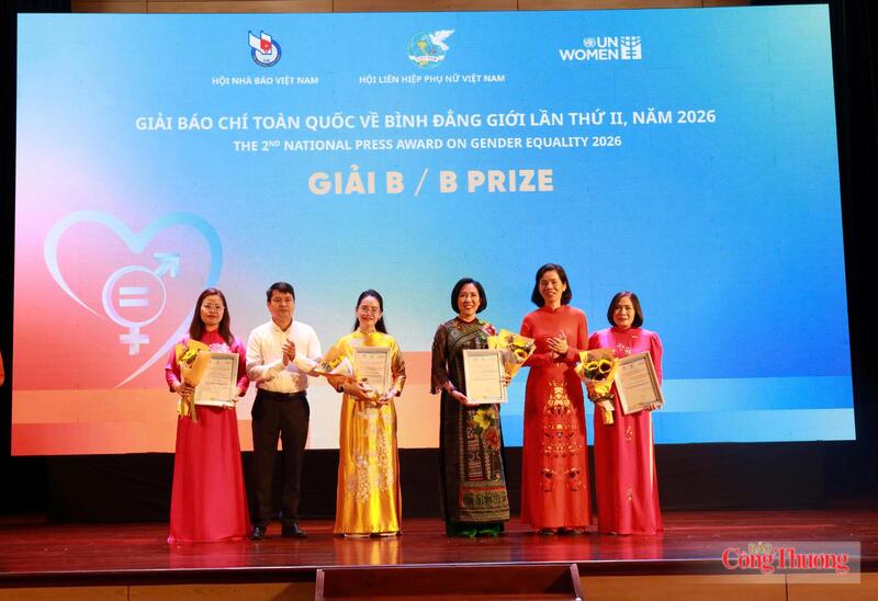 Ban Tổ chức trao chứng nhận cho các tác phẩm đạt giải B. Ảnh: Trần Khoa