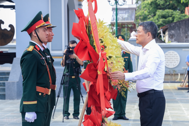 Thủ tướng Chính phủ Lê Minh Hưng dâng hoa tưởng niệm các Anh hùng liệt sĩ tại Nghĩa trang Liệt sĩ Lạng Sơn - Ảnh: VGP/Nhật Bắc