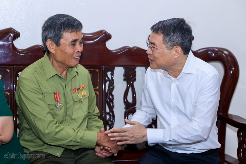 Thủ tướng Lê Minh Hưng ân cần thăm hỏi sức khỏe, cuộc sống của thương binh Vy Văn Nước và gia đình - Ảnh: VGP/Nhật Bắc