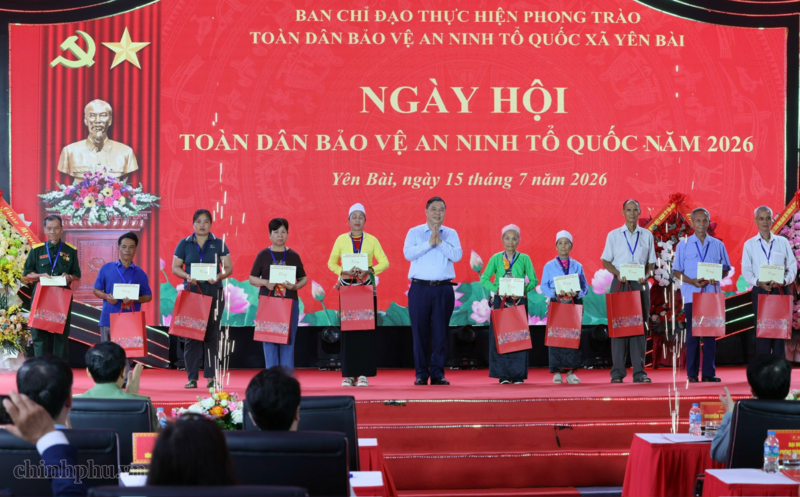 Phó Thủ tướng Thường trực Phạm gia Túc tặng quà các hộ gia đình khó khăn tại xã Yên Bài. Ảnh: VGP/Phương Nguyên