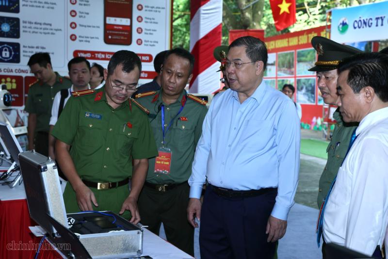 Phó Thủ tướng Thường trực Phạm Gia Túc tham quan triển lãm của Công an thành phố Hà Nội tại Ngày hội. Ảnh: VGP/Phương Nguyên