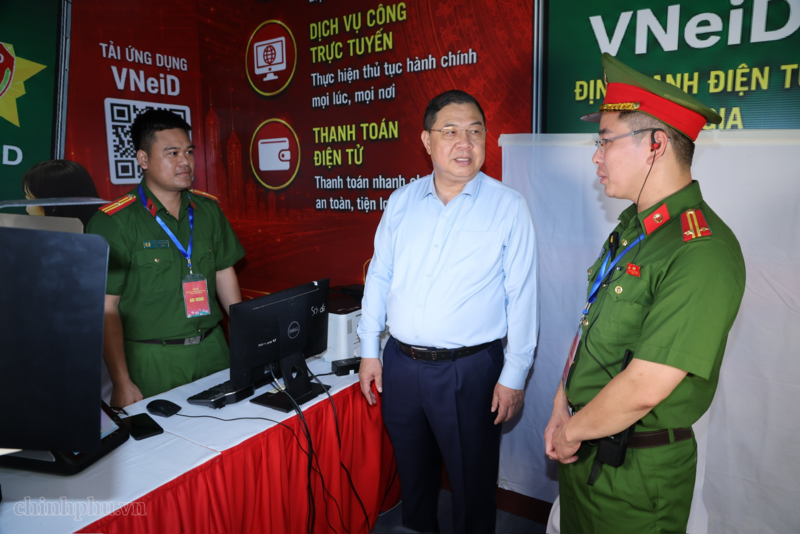 Phó Thủ tướng Thường trực Phạm Gia Túc thăm gian làm căn cước công dân tại chỗ của công an xã Yên Bài tại Ngày hội. Ảnh: VGP/Phương Nguyên