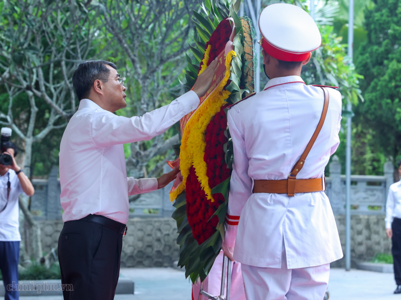 Thủ tướng Chính phủ Lê Minh Hưng dâng hoa tưởng nhớ, tri ân các Anh hùng liệt sĩ tại Nghĩa trang liệt sĩ Quốc gia Vị Xuyên - Ảnh: VGP/Nhật Bắc