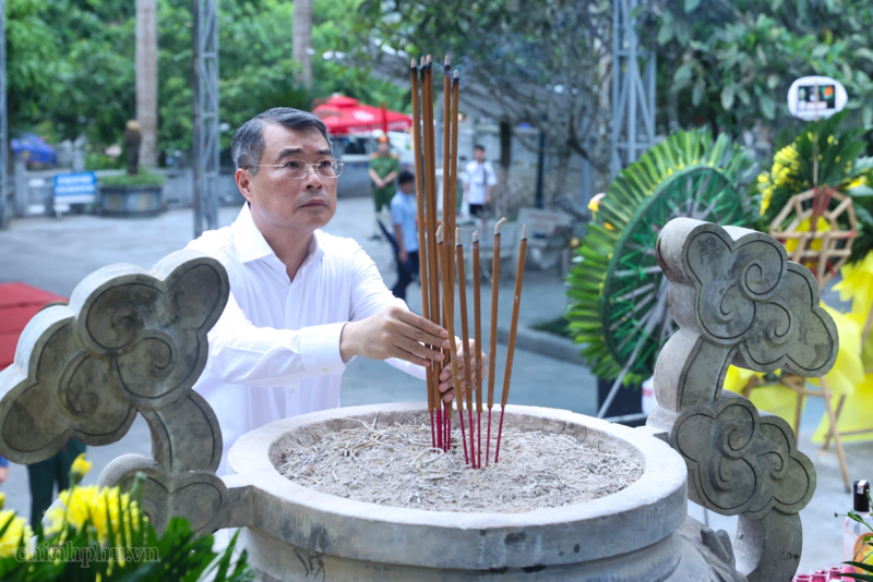 Thủ tướng Lê Minh Hưng dâng hương tưởng niệm, tri ân các Anh hùng liệt sĩ - Ảnh: VGP/Nhật Bắc