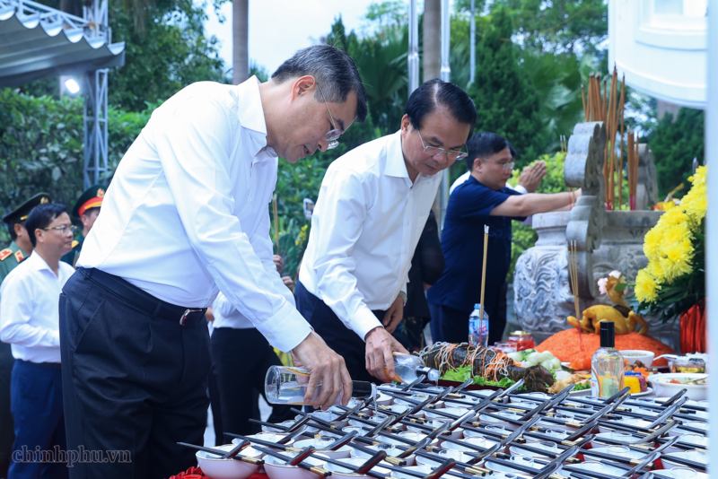 Thủ tướng Lê Minh Hưng dâng hương tại Nghĩa trang liệt sĩ quốc gia Vị Xuyên (Tuyên Quang) - 5