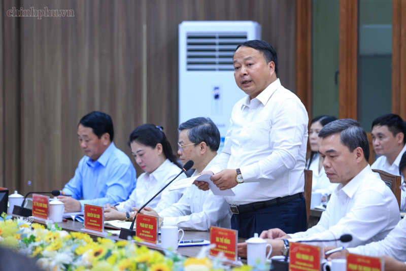 Đồng chí Phan Huy Ngọc, Phó Bí thư Tỉnh ủy, Chủ tịch UBND tỉnh Tuyên Quang báo cáo tại cuộc làm việc - Ảnh: VGP/Nhật Bắc
