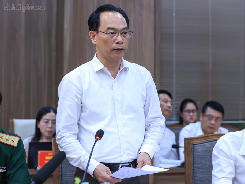 Bộ trưởng Bộ Giáo dục và Đào tạo Hoàng Minh Sơn báo cáo tại cuộc làm việc - Ảnh: VGP/Nhật Bắc