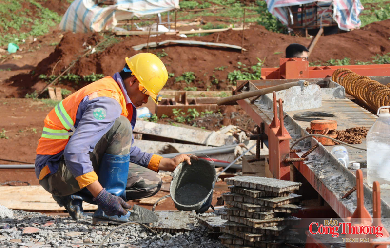 Công nhân làm nhiệm vụ trên công trình giao thông trọng điểm quốc gia.