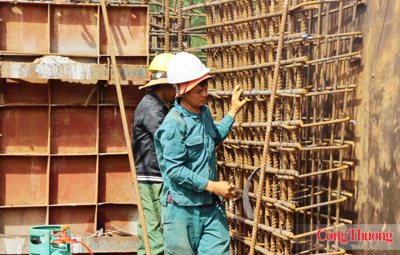 Tiếng động cơ máy đào, máy ủi, xe lu, xe ben hòa cùng tiếng hàn sắt, tiếng đầm bê tông tạo nên nhịp thi công sôi động trên công trình giao thông trọng điểm quốc gia.