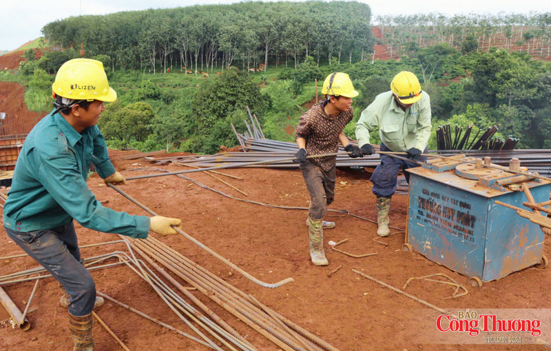 Những ngày này, trên đại công trường cao tốc Quy Nhơn - Pleiku, không khí lao động diễn ra khẩn trương.