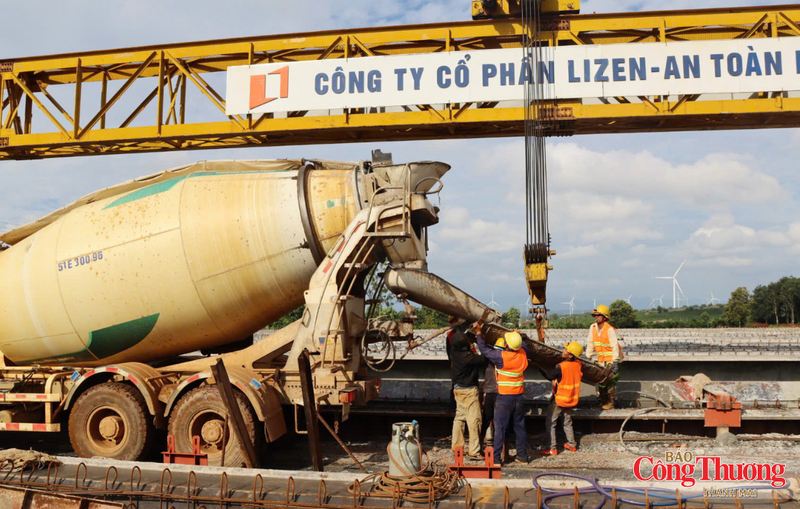 Tại gói thầu XL.02, Công ty Cổ phần Lizen đang huy động khoảng 115 thiết bị các loại gồm máy đào, xe ủi, xe lu, ô tô tự đổ, xe cẩu… cùng gần 200 cán bộ, kỹ sư và công nhân triển khai đồng loạt 10 mũi thi công.