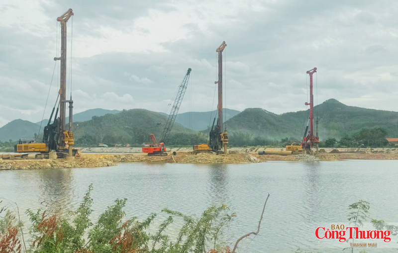 Gói thầu XL.02 có giá trị hơn 2.037 tỷ đồng, do Liên danh Công ty Cổ phần Tập đoàn Phúc Lộc - Công ty Cổ phần Tập đoàn Trí Nam thi công trong thời gian 34 tháng, từ tháng 12/2025 đến tháng 10/2028. Theo ông Hưởng, đơn vị đang tranh thủ tối đa thời tiết thuận lợi để tăng sản lượng, đồng thời chủ động phương án ứng phó khi mưa lớn kéo dài nhằm hạn chế ảnh hưởng đến tiến độ chung.