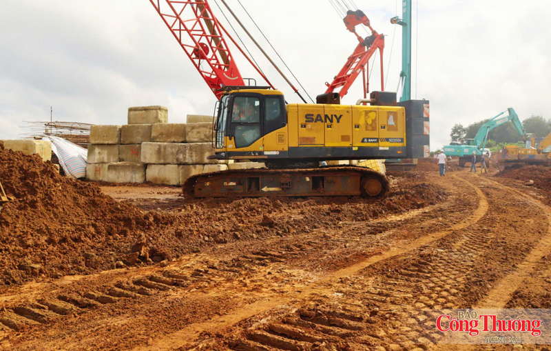 Những chiếc máy đào liên tục san gạt nền đường, xe ben nối đuôi nhau vận chuyển đất đá, máy lu hoạt động không ngừng nghỉ để hoàn thiện từng lớp nền.
